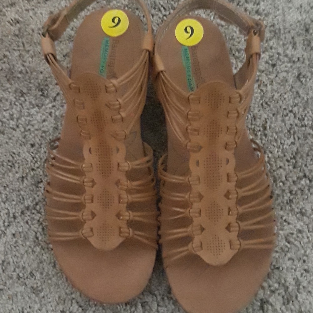 Baretraps Memory Foam Sandals Brand NWT size 9